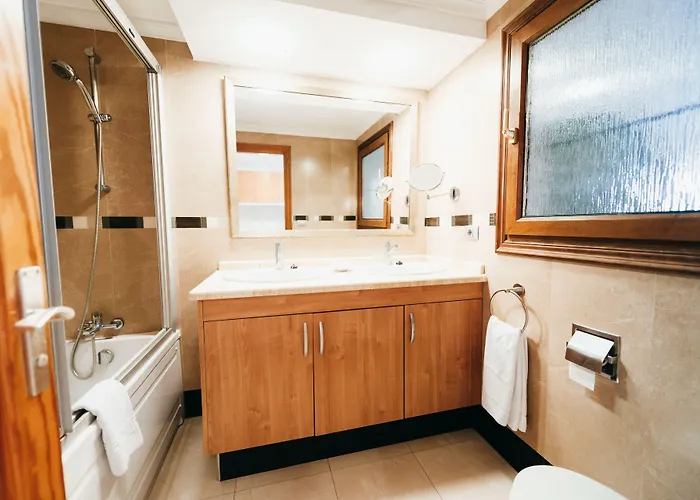 Ona Beverly Hills Aparthotel 4*